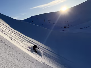 Schwünge im glitzernden Schnee